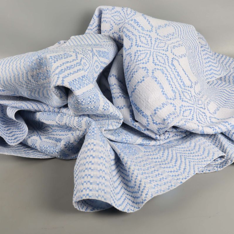 Blåvit duk i slarvig hög på grått underlag