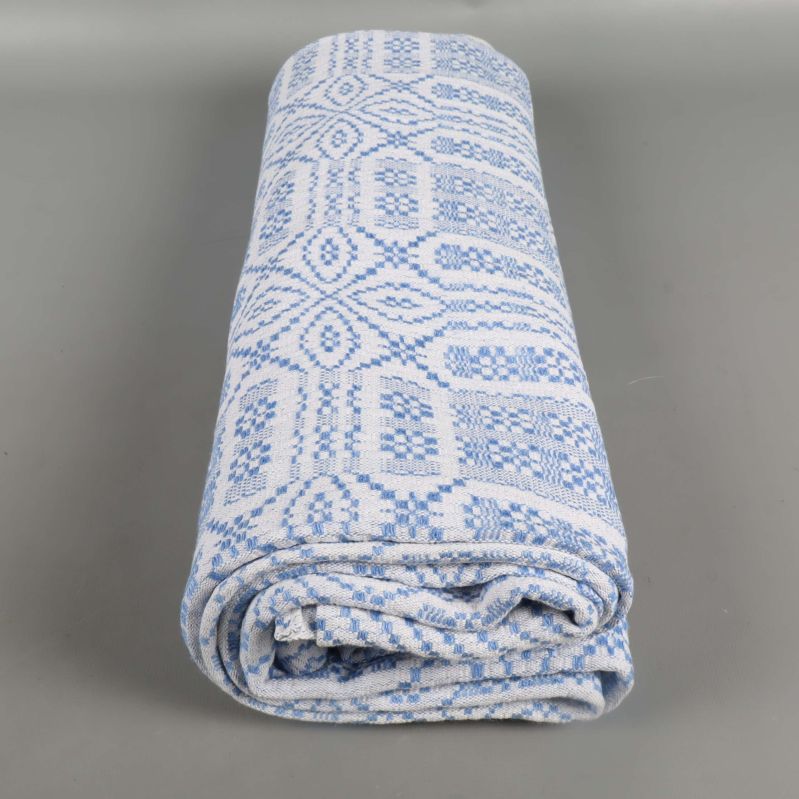 Sammansrullad blåvit duk sett framifrån