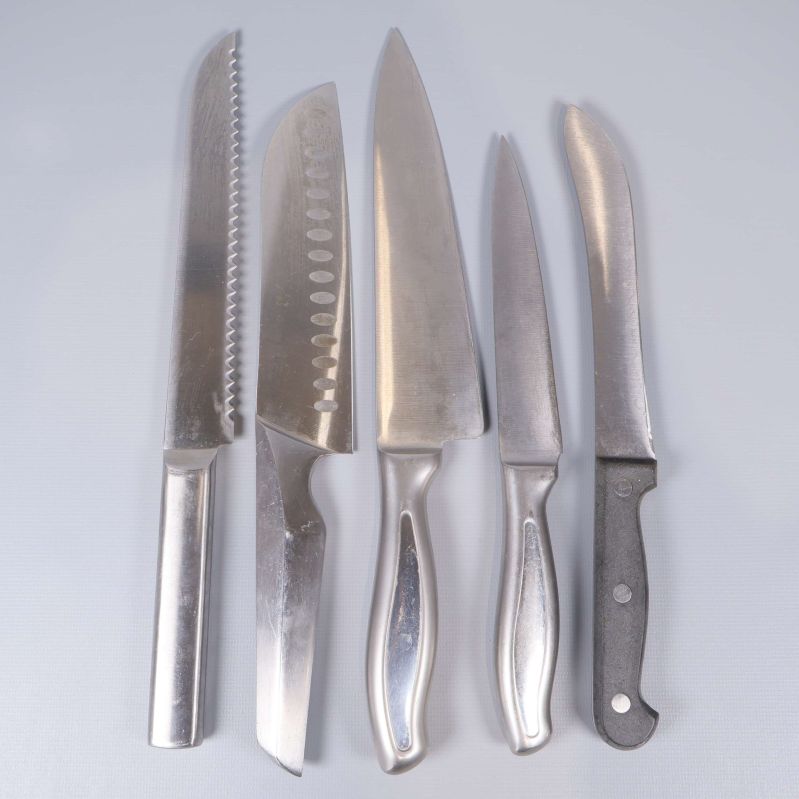 Fem köksknivar från Duka placerade bredvid varandra