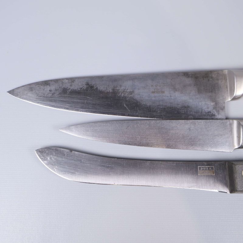 Tre knivblad i närbild för att visa skick och detaljer