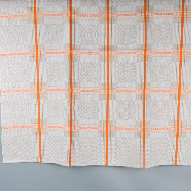 Utvikt köksduk med helrutigt mönster mot grå bakgrund