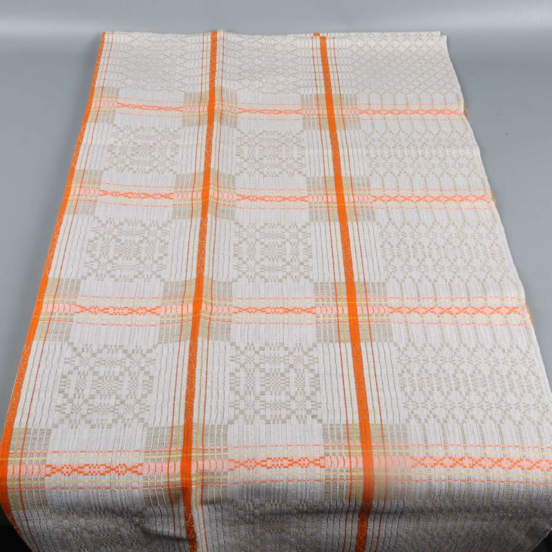 Köksduk utlagd på bordet med synliga ränder och rutor