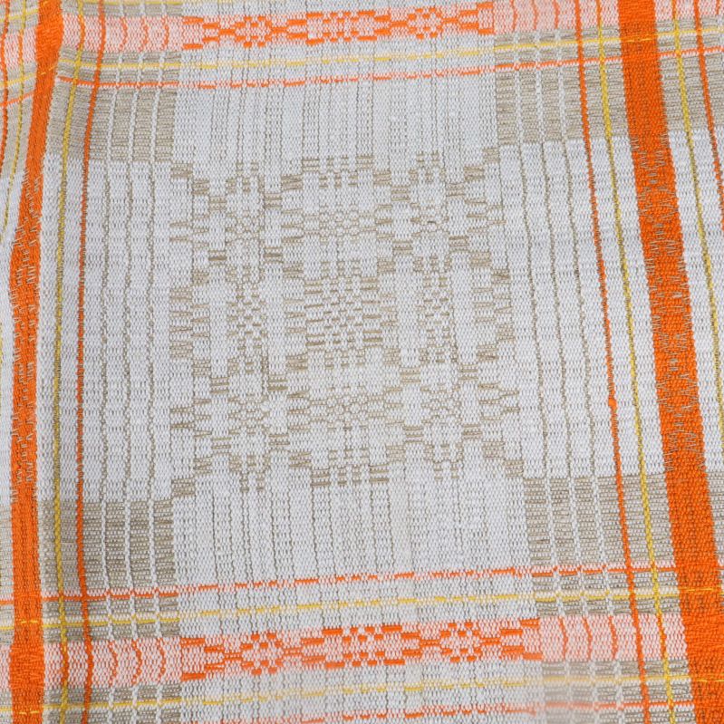 Närbild på rutigt och vävt mönster i köksduk