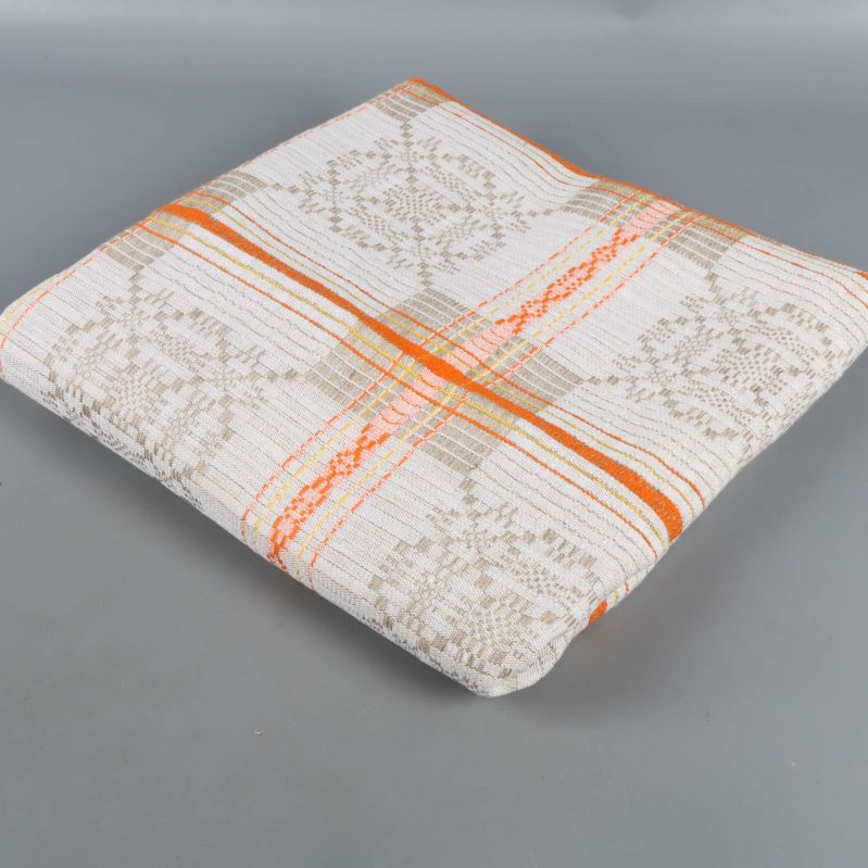 Hopvikt köksduk med tydliga rutor och beige-orange färger