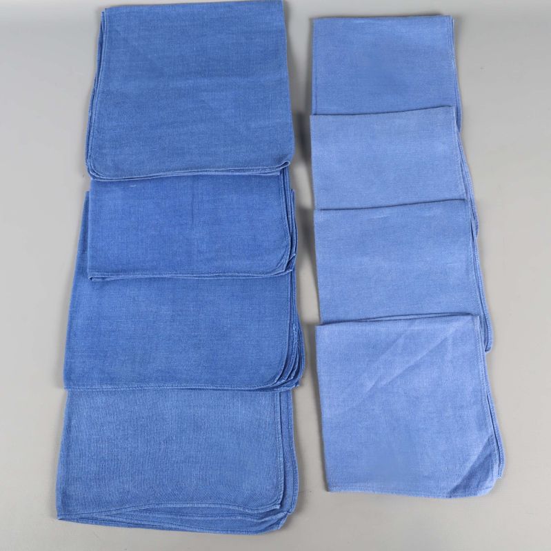Två högar blåa servetter i olika storlekar