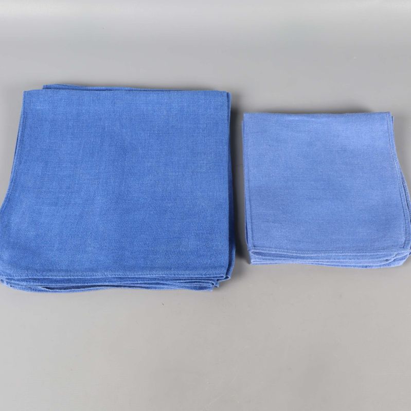 Blåa servetter i två travar, stora och små