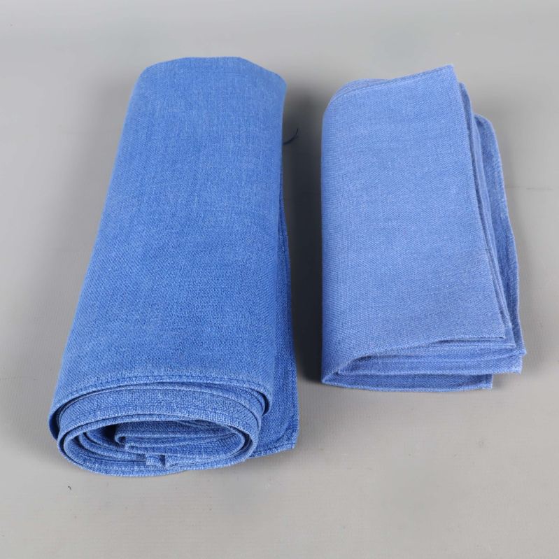 Rullade blåa servetter i två högar