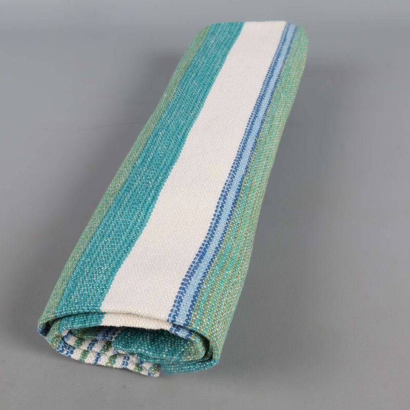 Löpare hoprullad med gröna och vita ränder