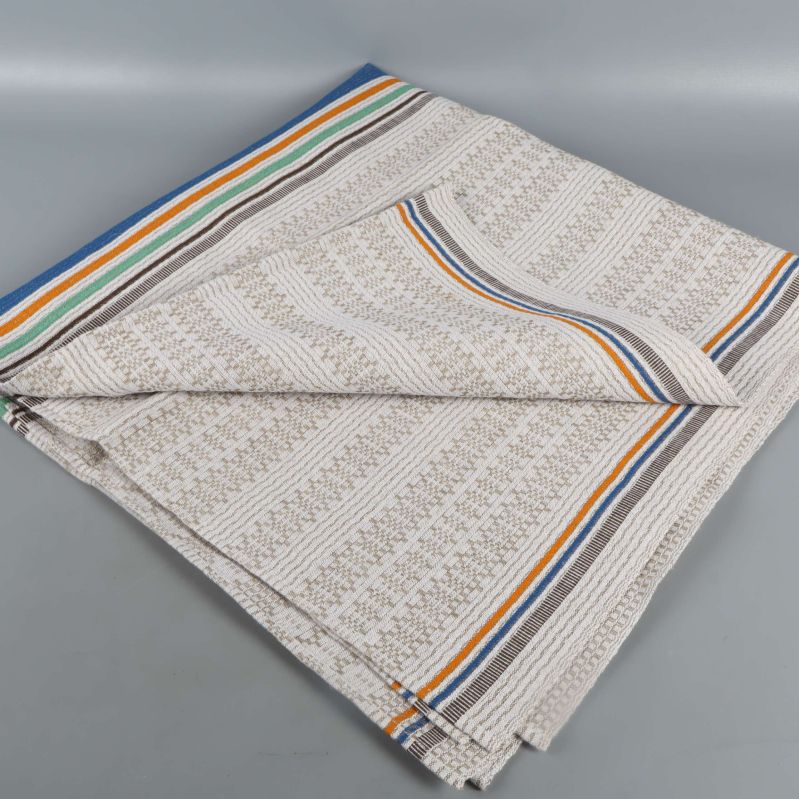 Färgglad randig duk uppvikt och arrangerad