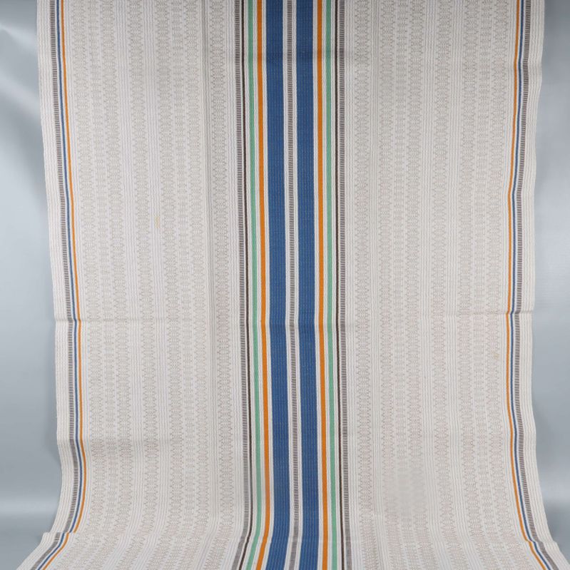 Duk med breda färgade ränder utlagd platt