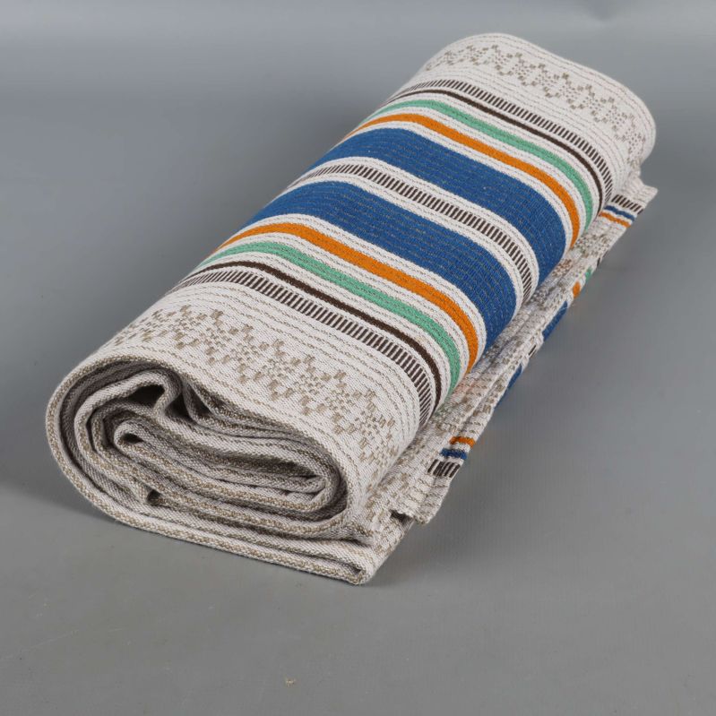 Duk med färgade ränder rullad och redo för förvaring