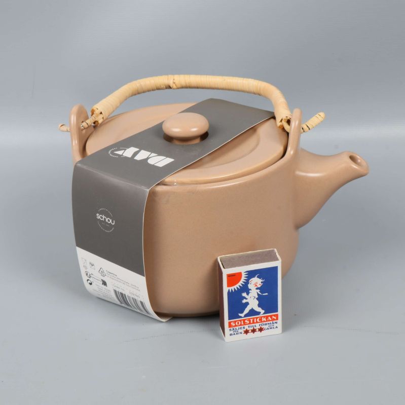 Tekanna från sidan tillsammans med tändsticksask