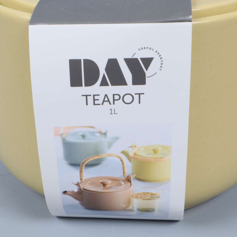 Närbild på etikett DAY TEAPOT och kanna