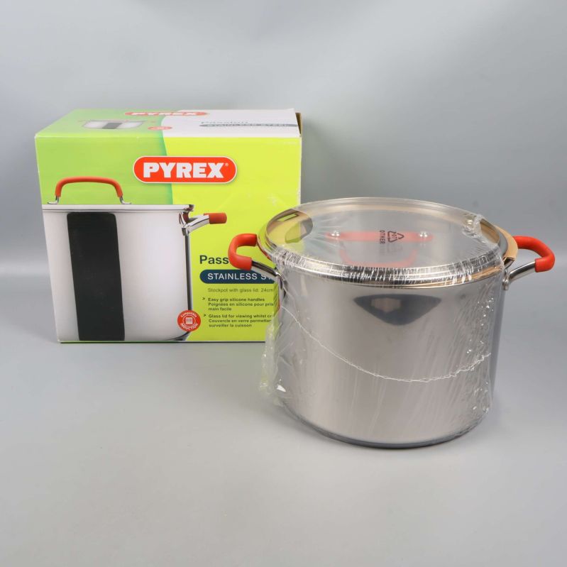 Pyrex gryta i stål med förpackning i bakgrunden