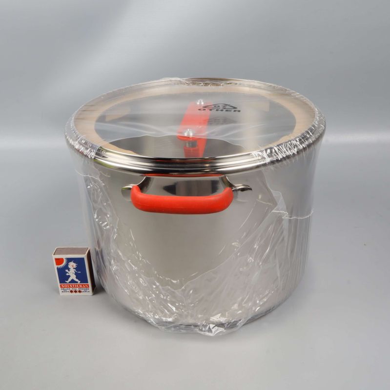 Pyrex gryta med matchande lock och tändsticksask som storleksreferens