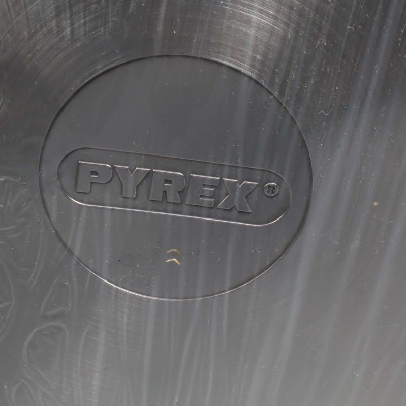 Närbild på ingraverad Pyrex-logga på botten