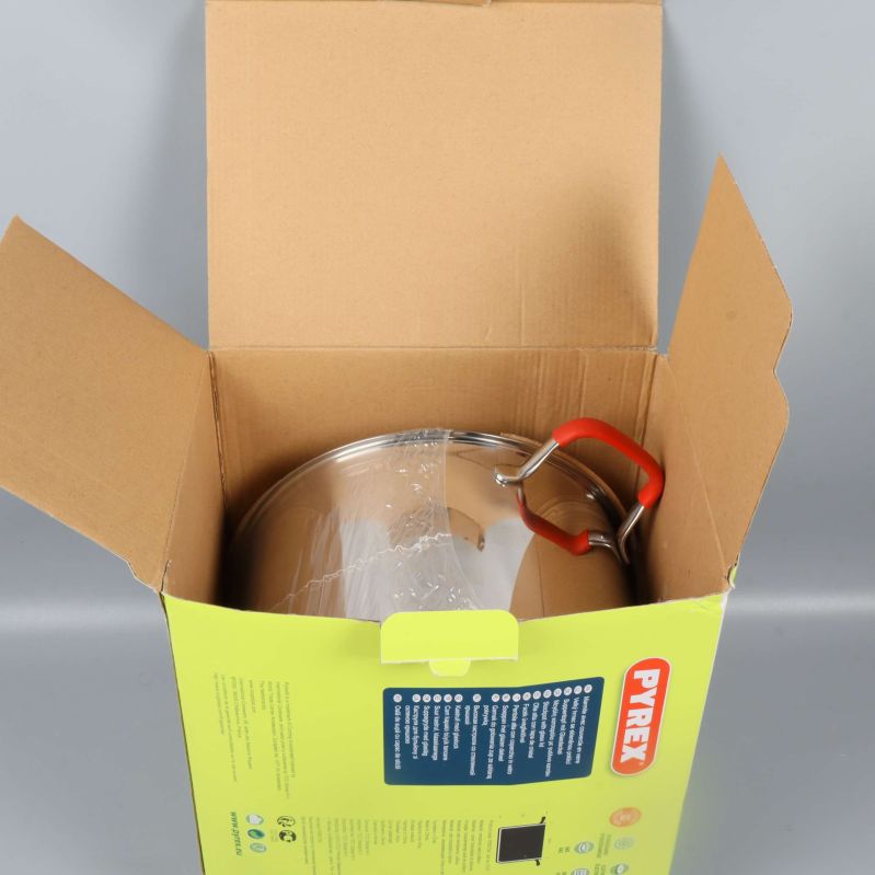 Grytan placerad i öppen förpackning med synliga handtag