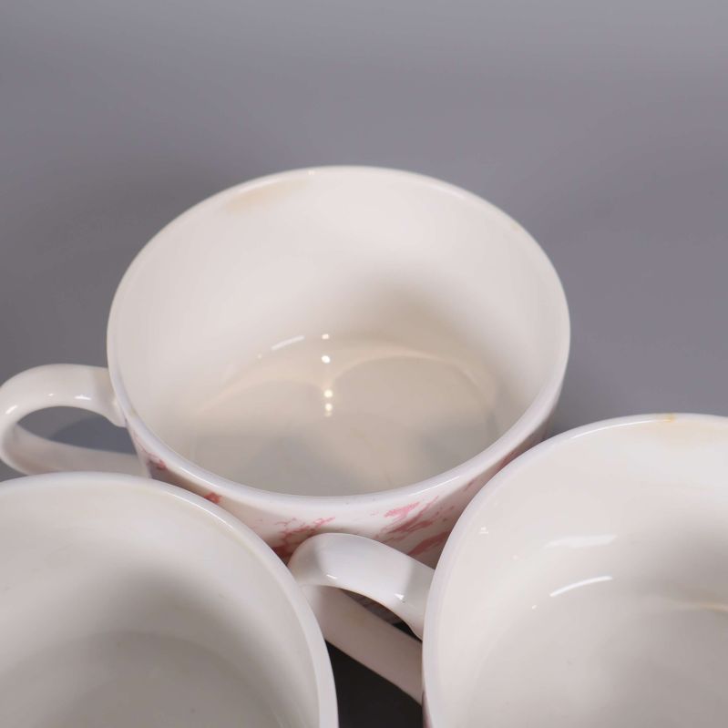 Närbild på insidan av tre koppar med synliga fläckar