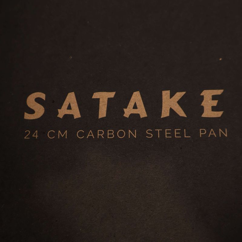 Satake logotype och 24 cm kolstålspanna text