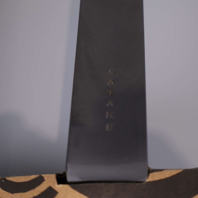 Handtag på panna med Satake ingraverad text