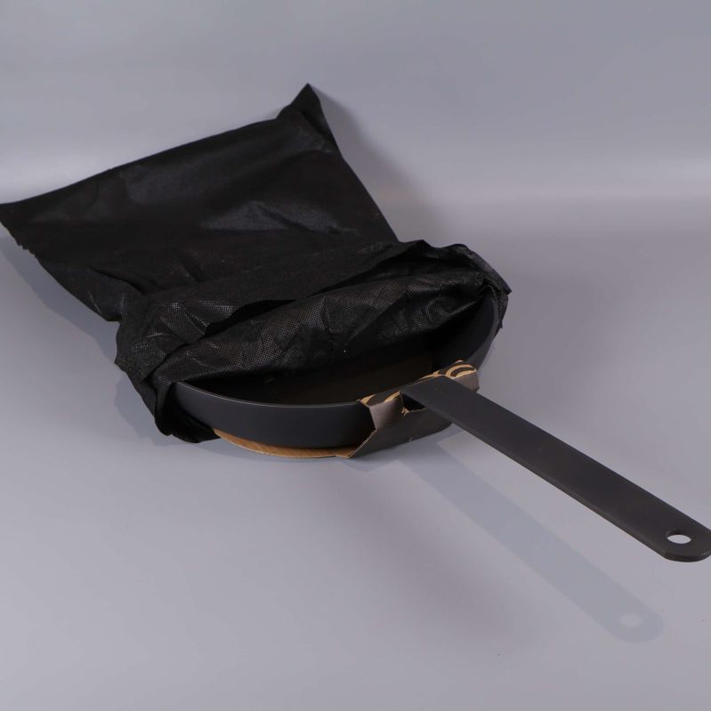 Panna delvis insvept i svart fodral