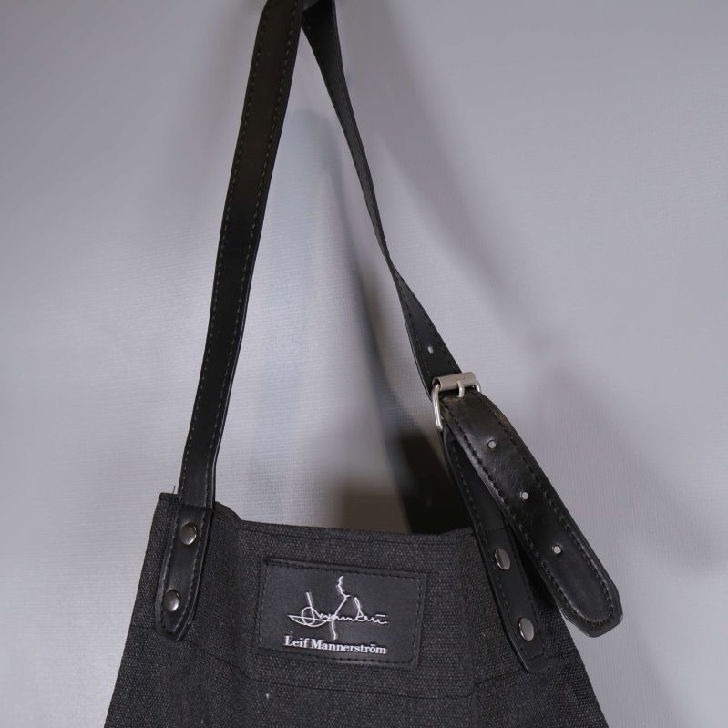 Justerbart nackband i läderdetalj på förklädet