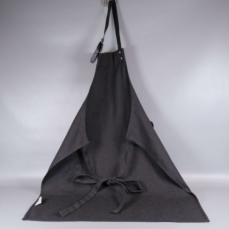 Förkläde bakifrån visar knytband och tyg