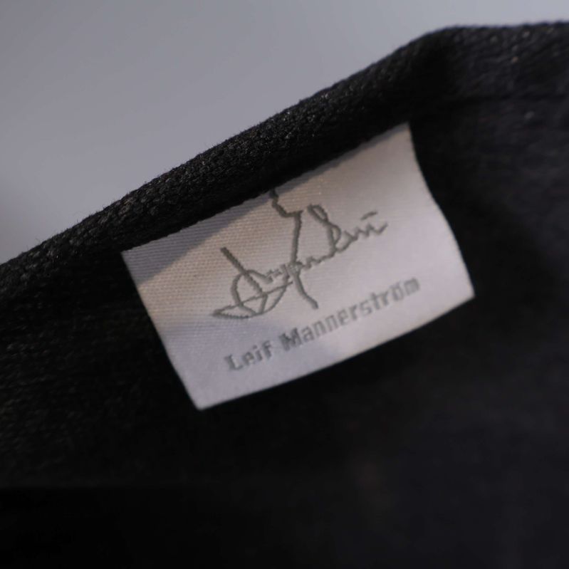 Etikett med Leif Mannerström-logga insydd i förklädet