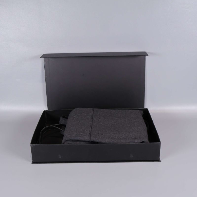 Förklädet hopvikt i svart presentbox