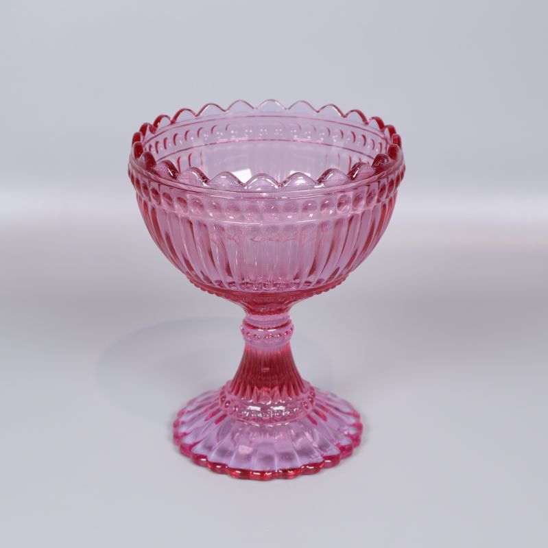 Rosa glasskål på fot med räfflad design