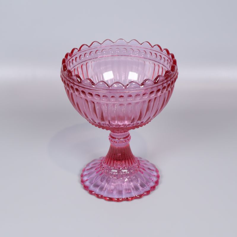 Rosa räfflad glasskål med vågig kant framifrån