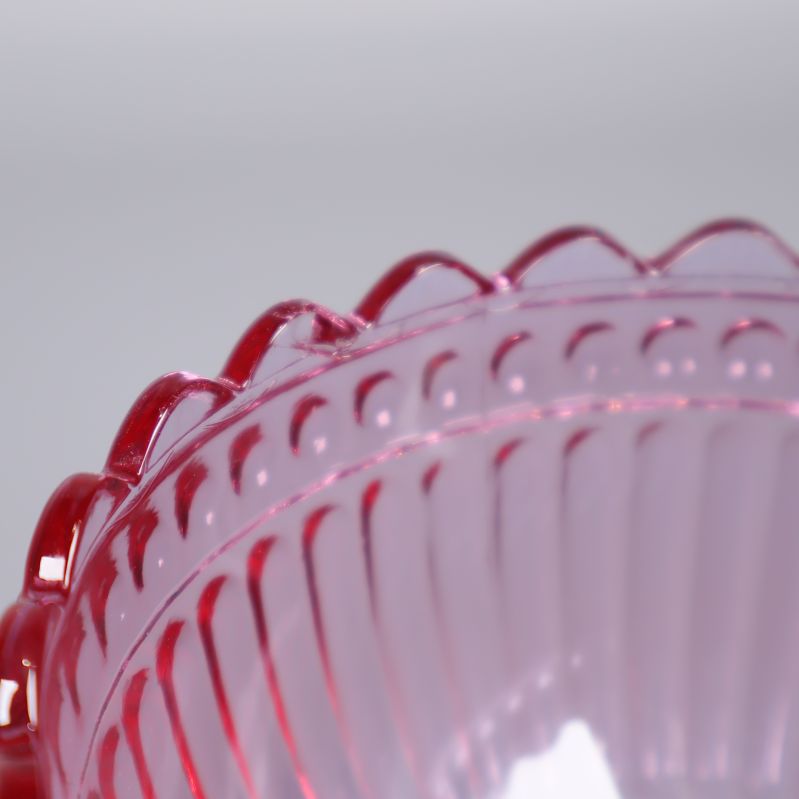 Närbild på vågig kant och räfflad struktur i glaset