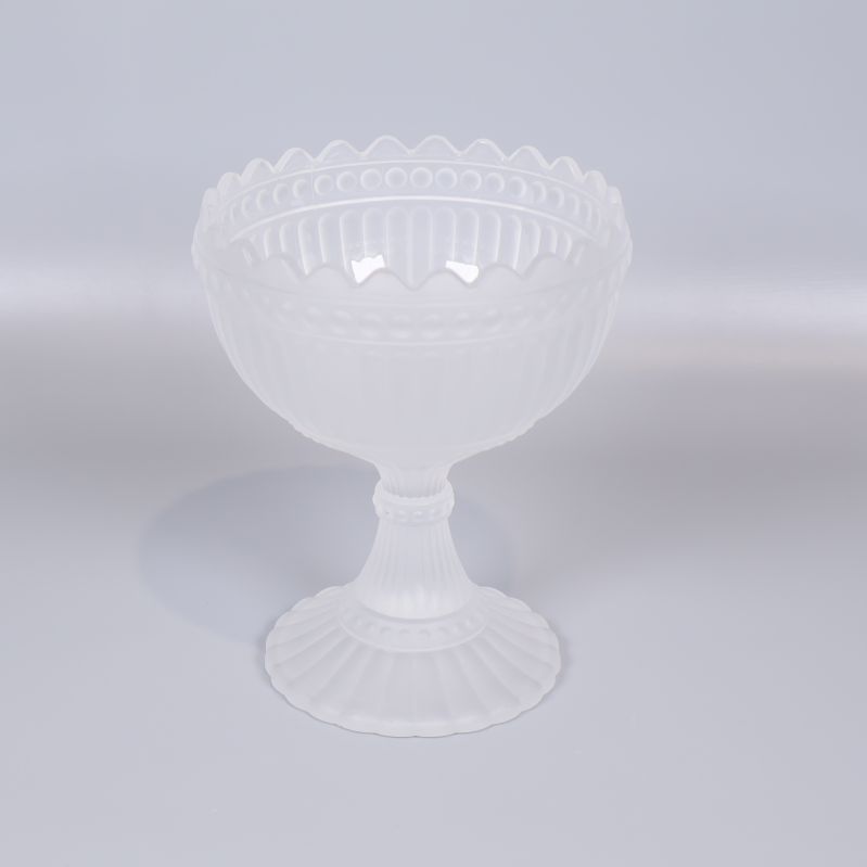 Vit glasskål på fot med dekorativ kant