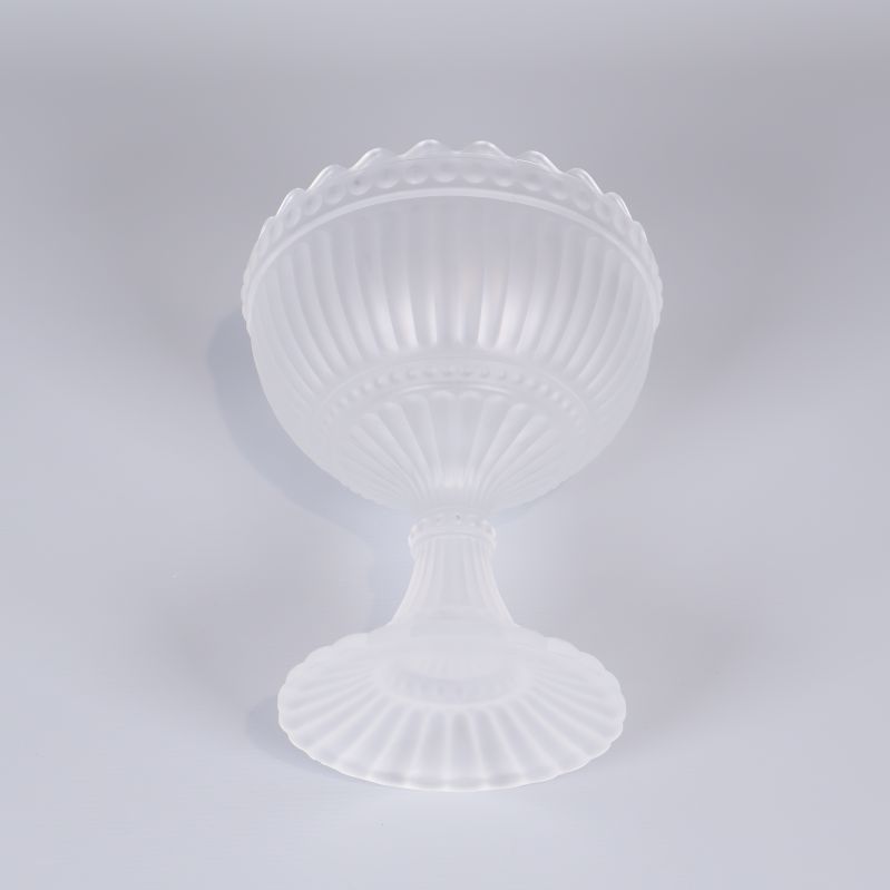 Undersidan av vit glasskål på fot