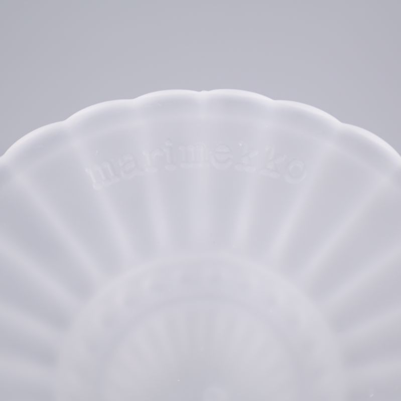 Närbild på texten marimekko på glasskålens fot