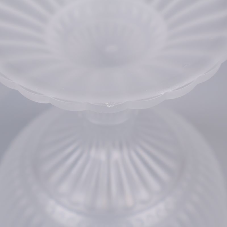 Närbild på liten kantfnas vid fotens kant på skålen