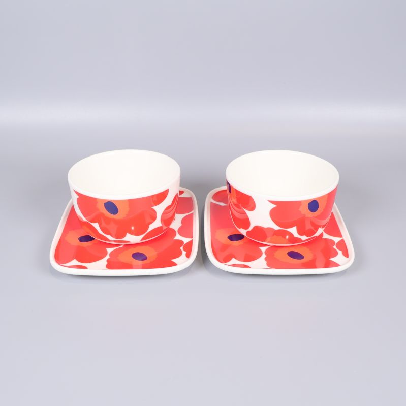 Skålar och fatt uppställda i par med poppigt mönster