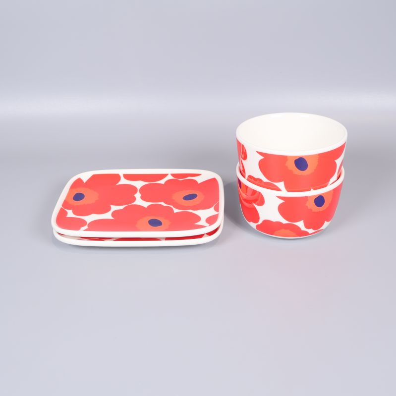 Två skålar staplade på varandra och två fat bredvid