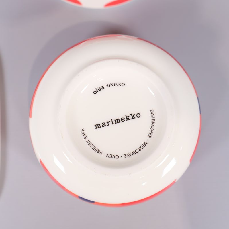 Närbild av Marimekko-stämpel under skålen