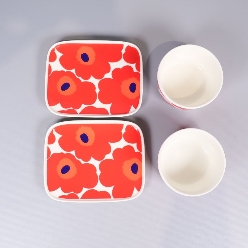 Två skålar och två fat sedda uppifrån med blommor