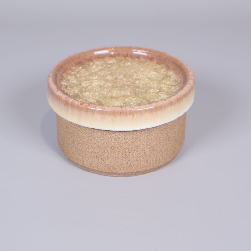 Keramikburk med glaserat lock i ljusa toner