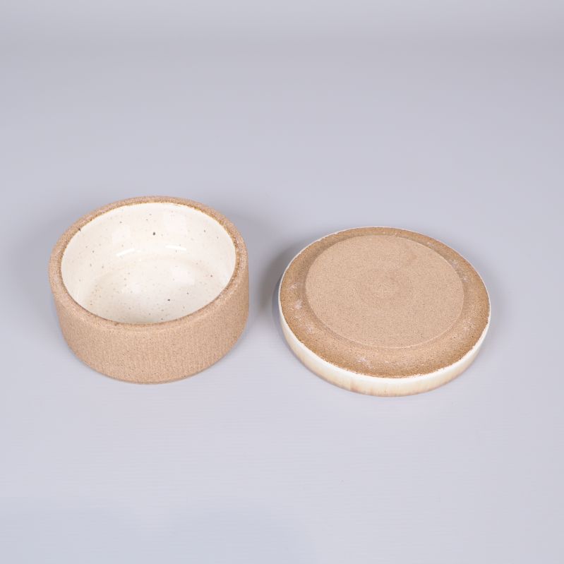 Keramikburk och lock uppochned, undersidor synliga