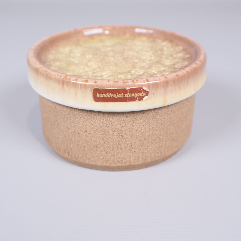 Burkens framsida med etikett handdrejat stengods