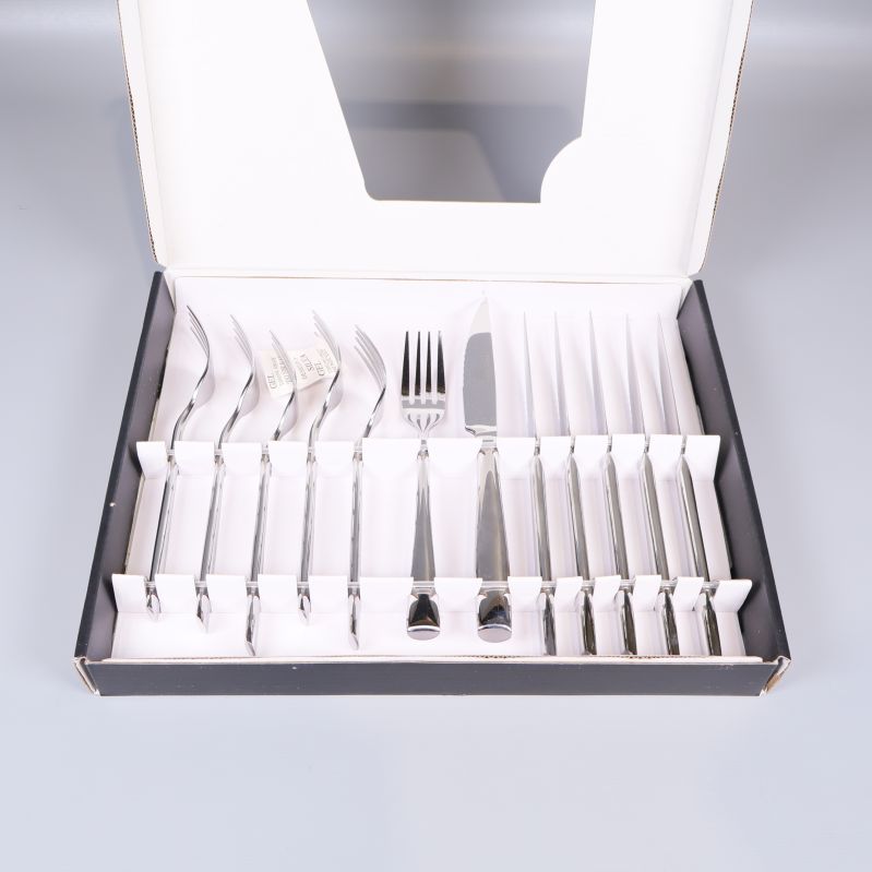 Öppen kartong med sex knivar och sex gafflar i bestickset