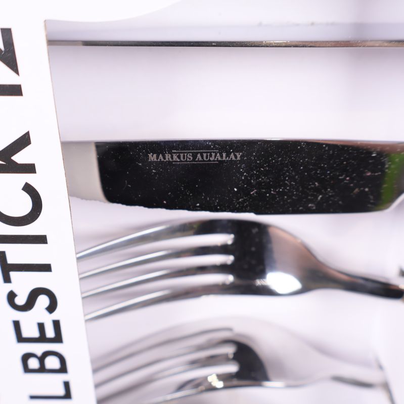 Närbild på kniv med Markus Aujalay ingraverat