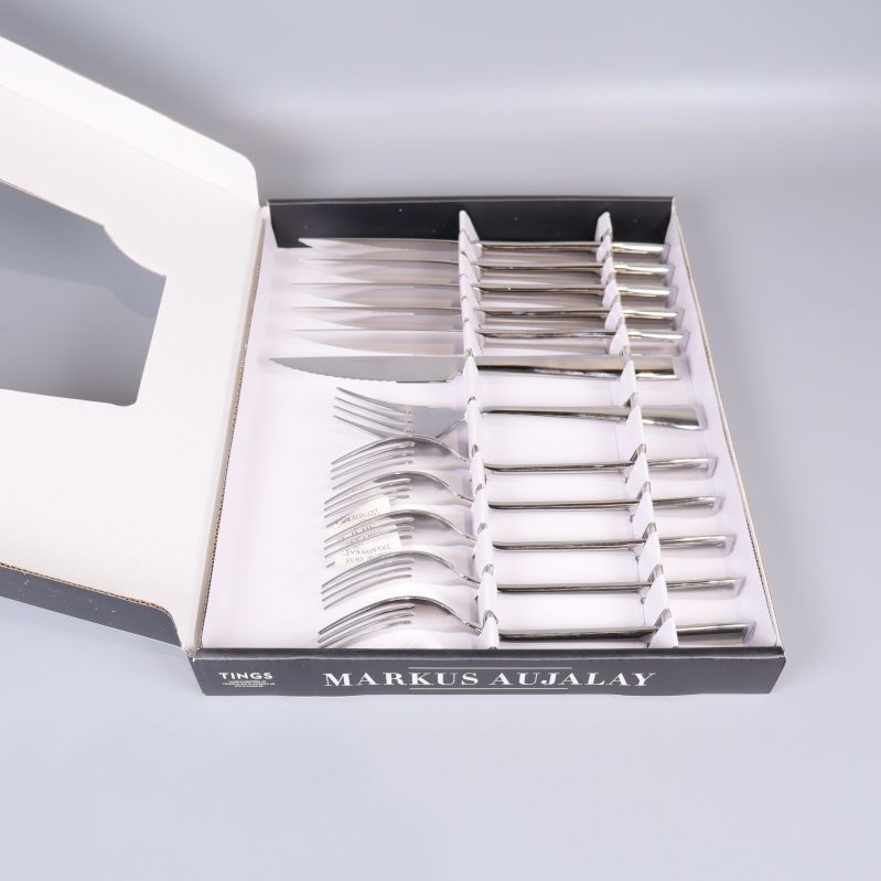 Uppifrån vy på bestick uppställda i förpackning