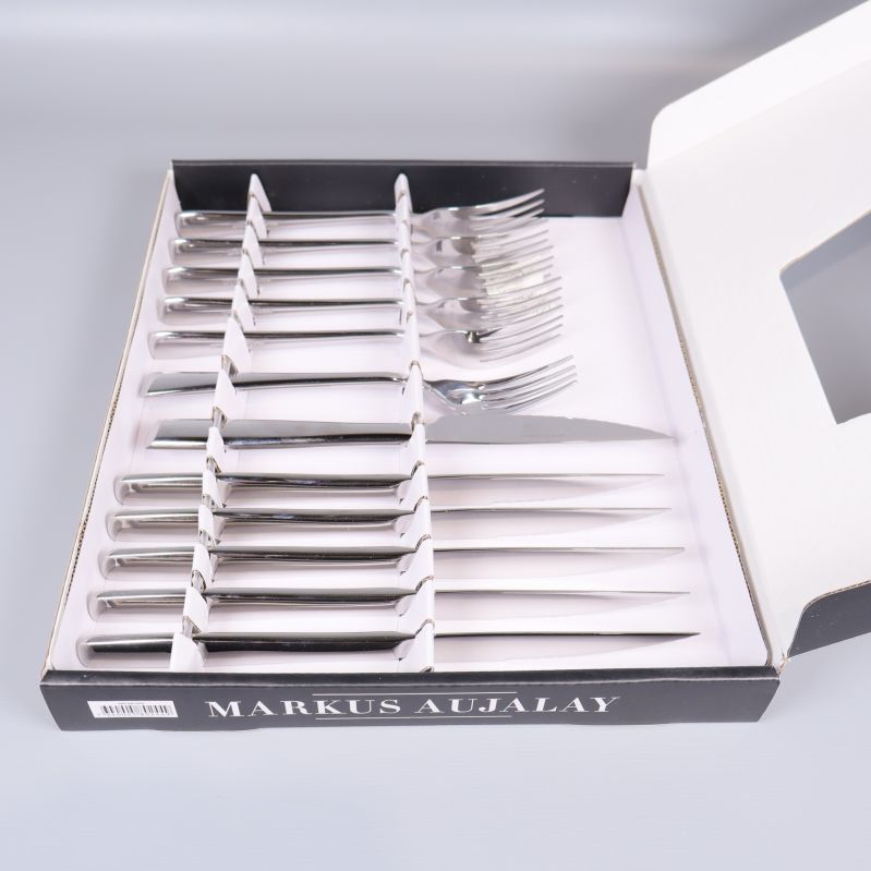 Bestickset 12 delar prydligt placerade i låda