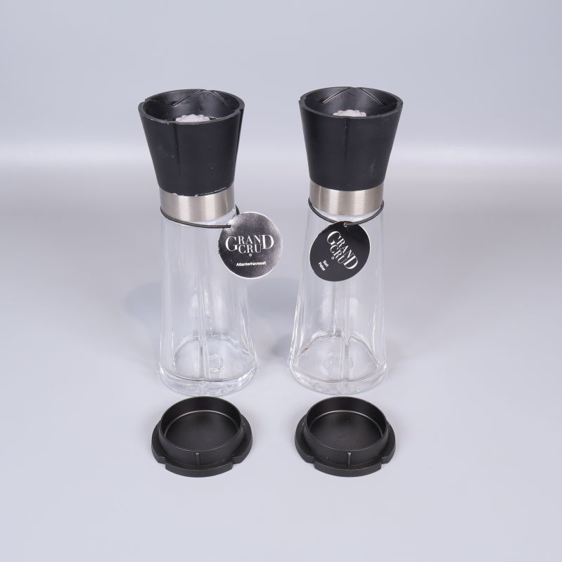 Två kvarnar framifrån med svarta lock framför sig