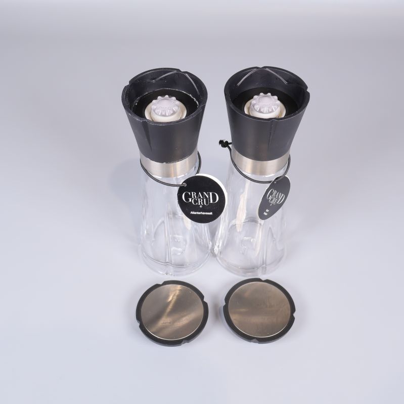 Öppna kvarnar med kvarnverk och lock i metall