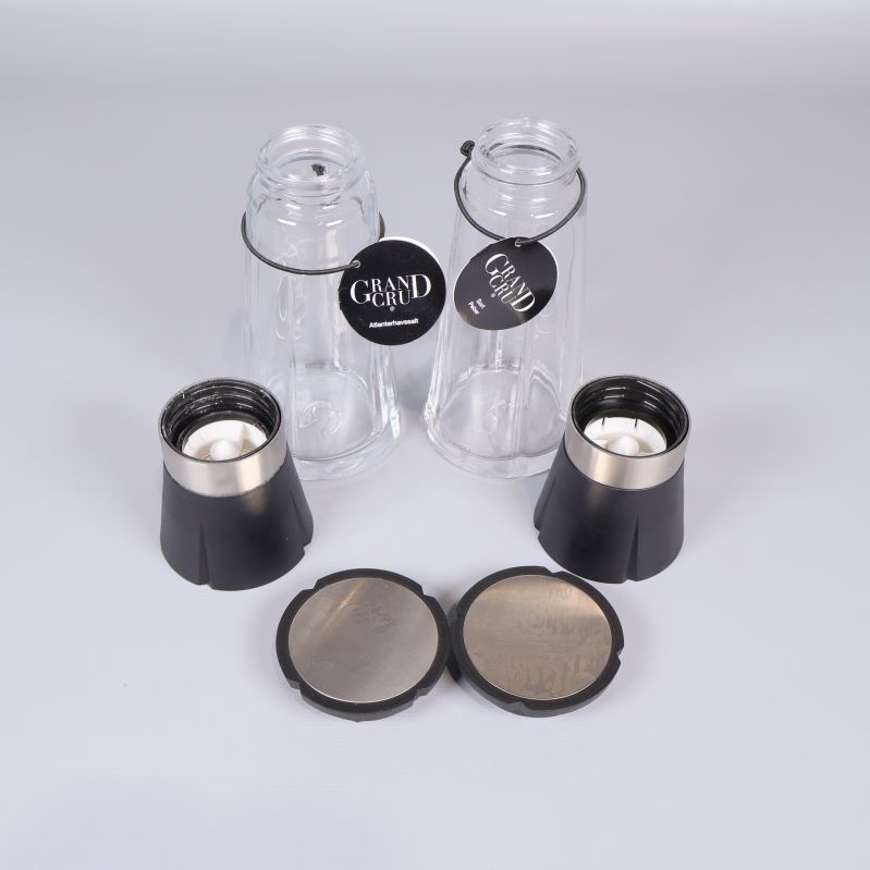 Kvarnar isärtagna med öppningar och lock placerade bredvid